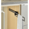 Dizajnový výsuvný držiak na utierky s montážou do vnútra skrinky alebo na bok kuchyne  v celkovej dĺžke 390 mm. Kompletná dĺžka po vysunutí je 730 mm