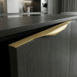 Úchytka na hranu dvierok...