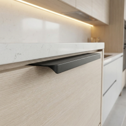 Úchytka na hranu dvierok...