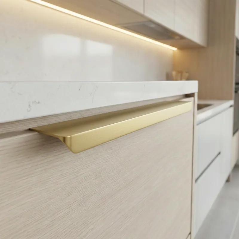 Úchytka na hranu dvierok PADOVA / Mosadz Brúsená