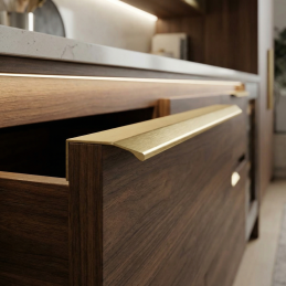 Úchytka na hranu dvierok...