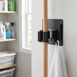 Samolepiaci vešiak na metlu...