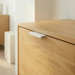 Úchytka na hranu dvierok DIAZ / Biela matná