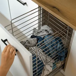 Výsuvný kôš na prádlo s tlmením a uchytením na dvierka ORTA / Lesklý chróm