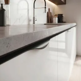 Úchytka na hranu dvierok PABLO / Čierna matná