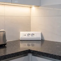 Interiérová zásuvková lišta CORNER SCHUKO 2x 230V + USB A-C / Biela matná