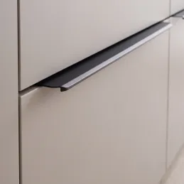 Úchytka na hranu dvierok KALA / Čierna matná